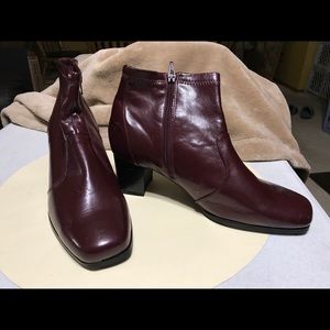$10 SALE 11W BURGUNDY ankle boots from Avenue